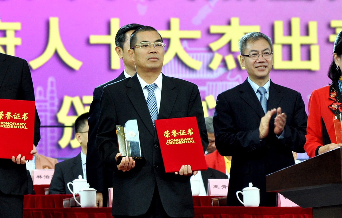 百乐博股份董事长温志芬荣获世界广府人“十大卓越人物”称号